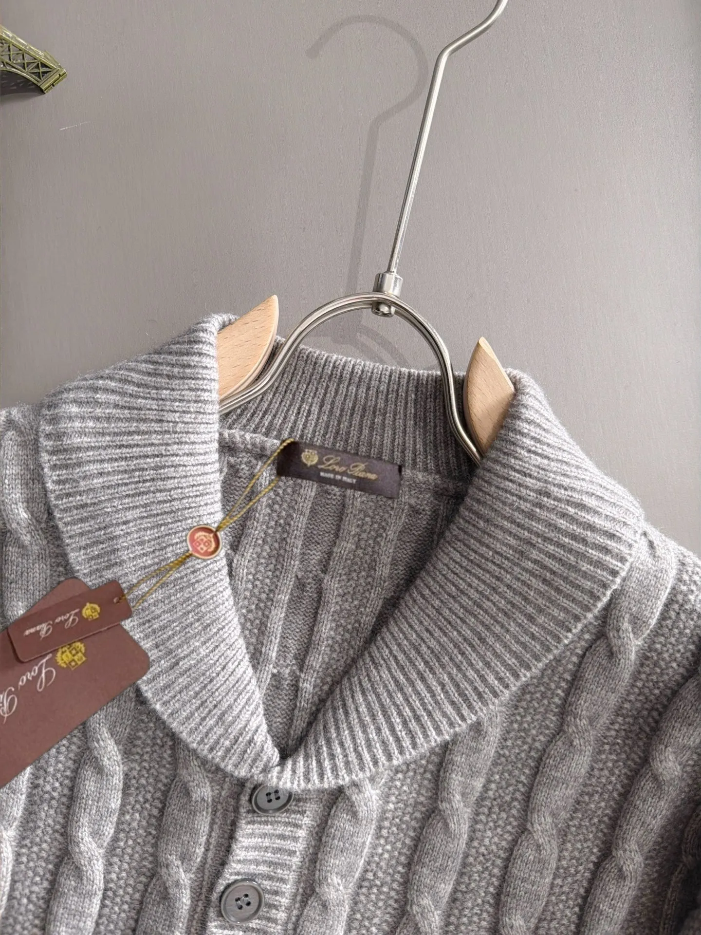 LP Loro Piana's latest sweaters from the official website for fall and winter 2026 are now on sale at the counter for Hot Sale! Specially made of wool blended fabric. It feels comfortable and can be directly in contact with the skin. The logo badge is exquisitely embroidered, which is extremely eye-catching! The details highlight the fashionable charm of big brands. Exquisite workmanship. Three-dimensional cutting style. The wearing effect is invincible and handsome! All three standards are complete! Sizes:M-3XL